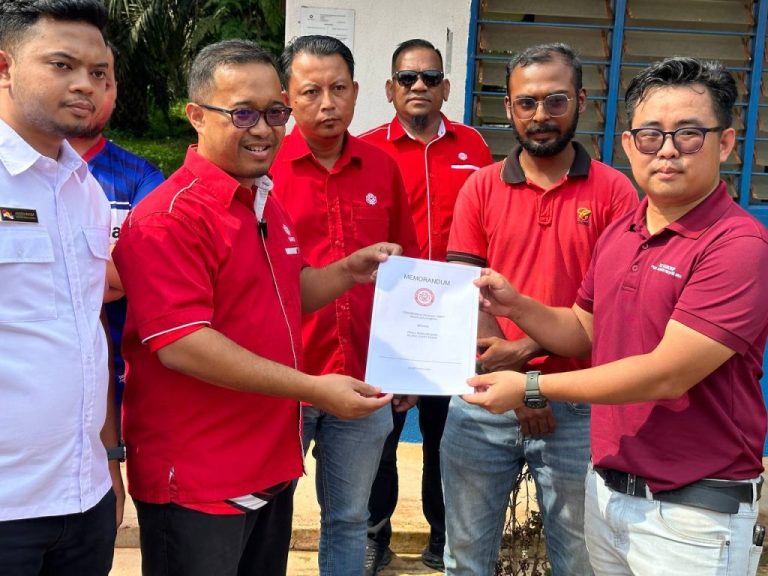 PEMUDA UMNO ROMPIN SERAH MEMORANDUM KEPADA KILANG SAWIT IOI PUKIN