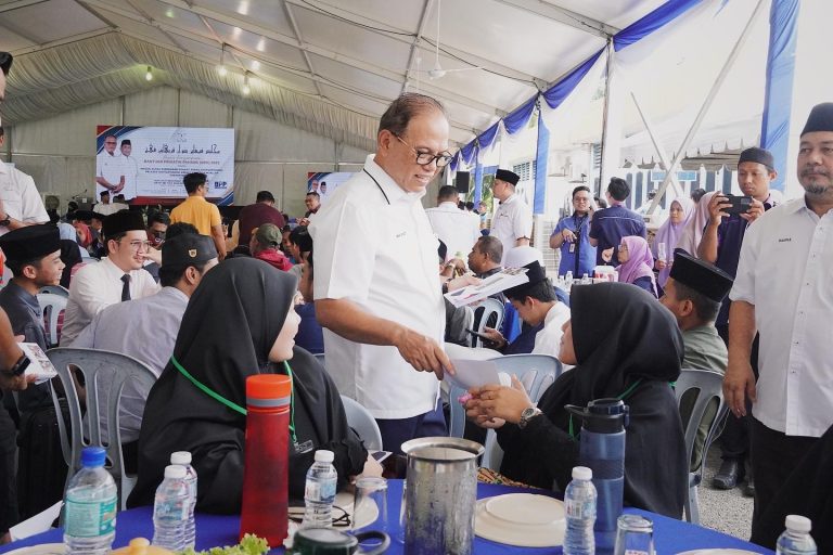 KERAJAAN PAHANG KOMITED SALUR BANTUAN, KETEPI SENTIMEN NEGATIF