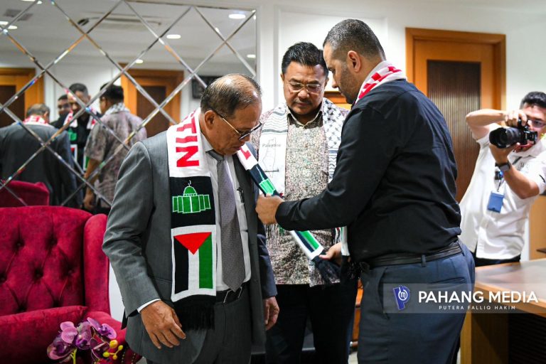 YAB MENTERI BESAR TERIMA KUNJUNG HORMAT DARI NGO PALESTIN