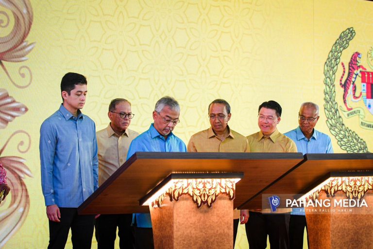 KDYMM YANG DI-PERTUAN AGONG SEMPURNAKAN PERMASYHURAN MAJLIS PERBANDARAN PEKAN