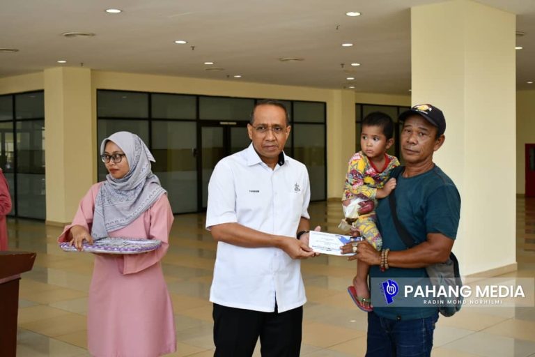 ‘BANTUAN INI UNTUK BELI KEPERLUAN ANAK YANG MENGALAMI MASALAH USUS TERKELUAR’