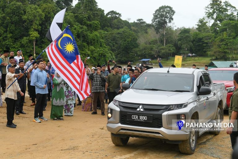 KDYMM YANG DI-PERTUAN AGONG BERKENAN LEPASKAN MISI PENGHANTARAN BARANG KEPERLUAN KE PANGKALAN HADAPAN