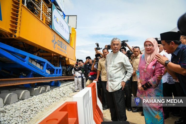 KDYMM YANG DI-PERTUAN AGONG BERKENAN SEMPURNAKAN MAJLIS PEMASANGAN ECRL PERTAMA