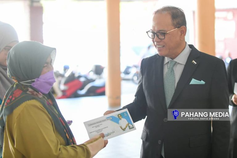 17 PENERIMA TERIMA CEK SUMBANGAN KERAJAAN PAHANG BERJUMLAH RM398,306