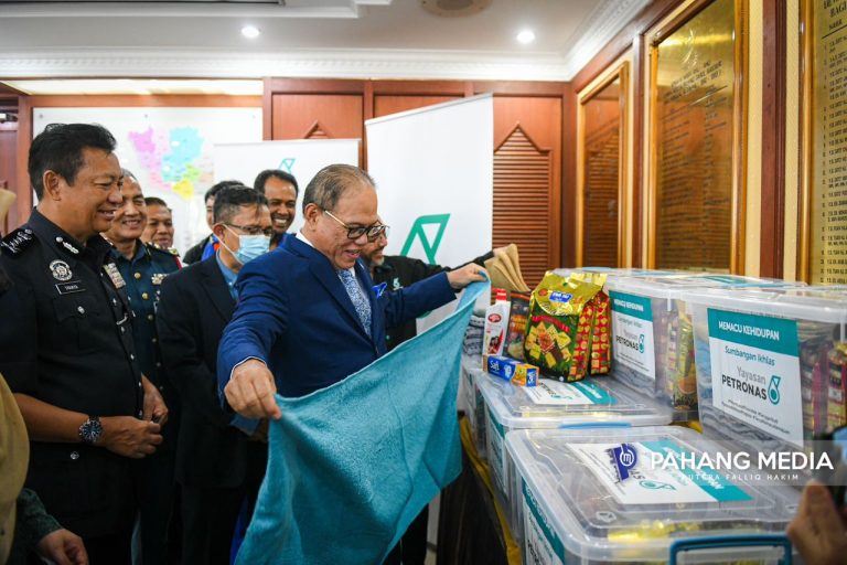 BANTUAN MANGSA BANJIR DISALUR KEPADA PKOB ELAK PERTINDIHAN