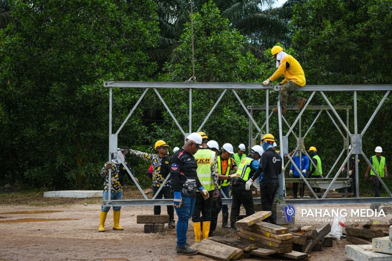 JAMBATAN BAILEY DI JALAN KUANTAN-SEGAMAT SIAP 80 PERATUS
