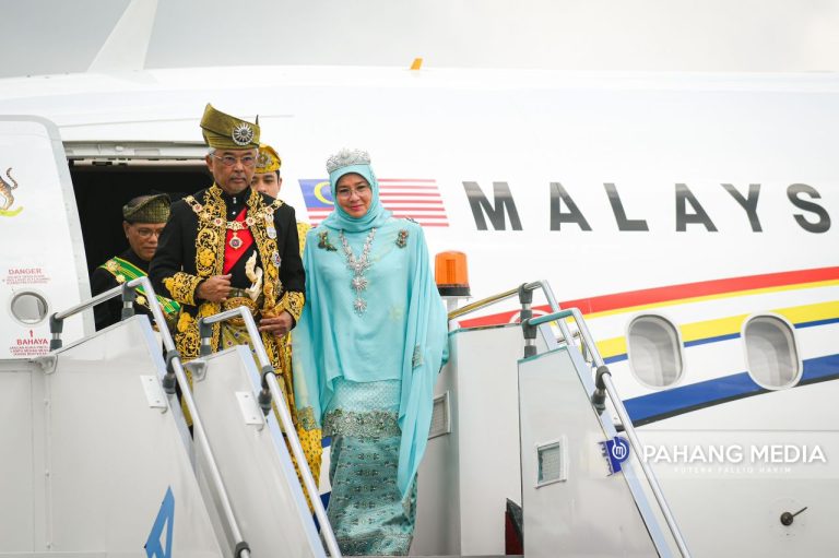 KDYMM YANG DI-PERTUAN AGONG DAN KDYMM RAJA PERMAISURI AGONG SELAMAT BERANGKAT BALIK KE NEGERI PAHANG