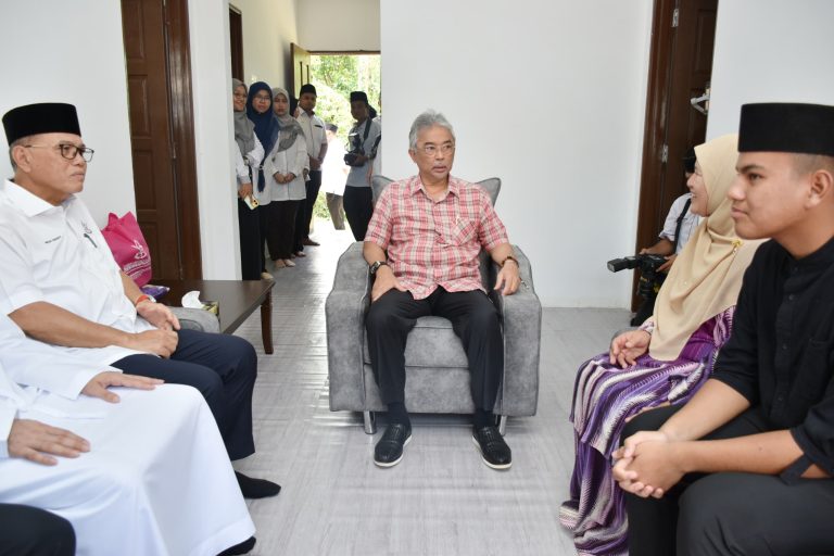 IBU TUNGGAL GEMBIRA SAMBUT SYAWAL DI RUMAH BARU