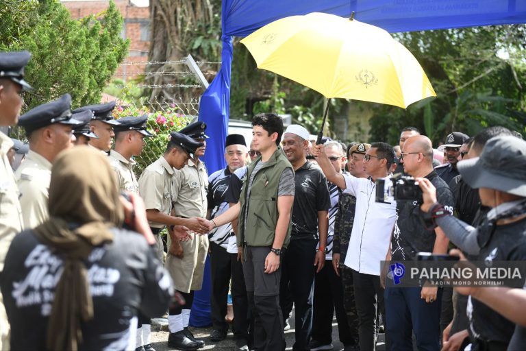 BALU, PESARA POLIS WANITA TERHARU TERIMA KURNIAAN SUMBANGAN