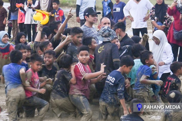 PENDUDUK JERANTUT TERUJA BERTEMU KDYMM TENGKU MAHKOTA PAHANG