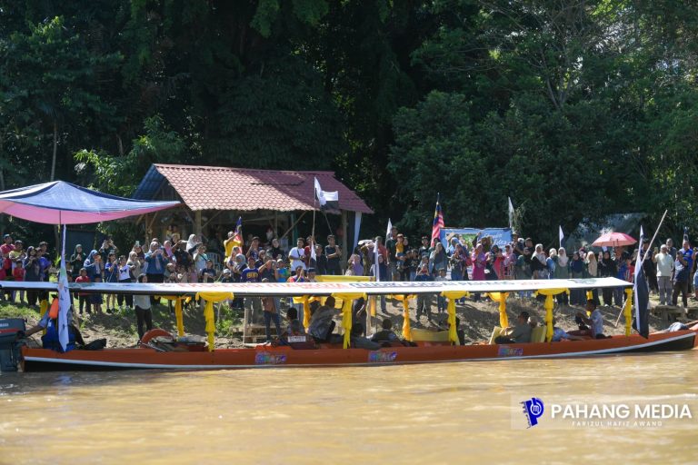 PENDUDUK LIPIS SAMBUT MERIAH KETIBAAN KDYTM TENGKU MAHKOTA PAHANG