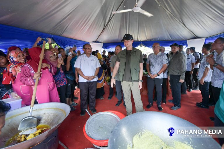 RAKYAT TERUJA PERSEMBAH DEMO NASI KEBULI KEPADA KDYTM TENGKU MAHKOTA PAHANG