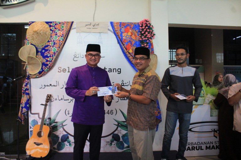 PAHANG SUMBANG RM5,000 KEPADA ENAM SEKOLAH JAYAKAN SAMBUTAN JUBLI EMAS STADIUM DARUL MAKMUR