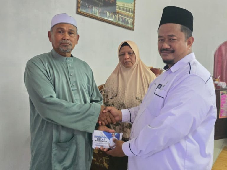 KERAJAAN NEGERI PAHANG SERAH SUMBANGAN BUAT KELUARGA ALLAHYARHAM KONSTABEL MUHAMAD SYAFIQ