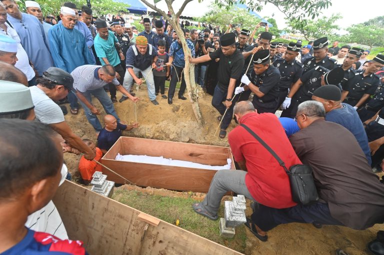 JENAZAH ALLAHYARHAM KONSTABEL MUHAMAD SYAFIQ SELAMAT DIKEBUMIKAN