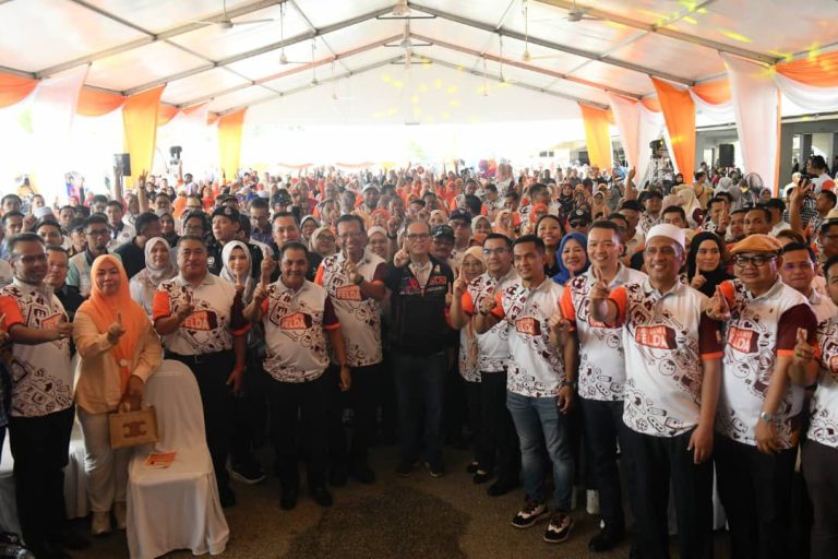 PAHANG SASAR BAKI 1,810 PENEROKA FELDA TERIMA SURATAN HAK MILIK TANAH TAHUN INI