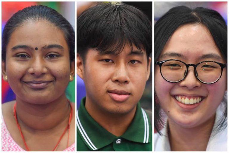 PELAJAR CEMERLANG SPM, STPM TERUJA TERIMA INSENTIF KERAJAAN PAHANG