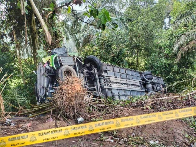 SULTAN PAHANG DAN TENGKU AMPUAN PAHANG ZAHIR UCAPAN TAKZIAH KEPADA KELUARGA MANGSA KEMALANGAN