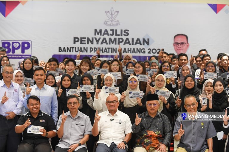 336 MAHASISWA ANAK PAHANG DI USM TERIMA BANTUAN PRIHATIN PAHANG
