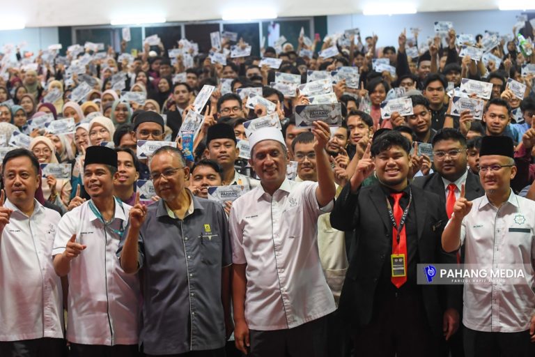 650 MAHASISWA ANAK PAHANG DI UNIPSAS TERIMA BANTUAN PRIHATIN PAHANG