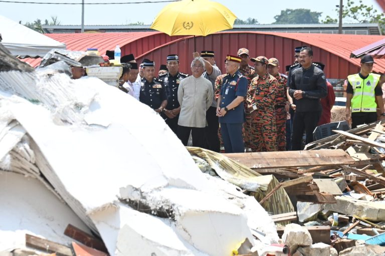 SULTAN PAHANG BERKENAN SANTUNI MANGSA RUMAH DIREMPUH TRELER