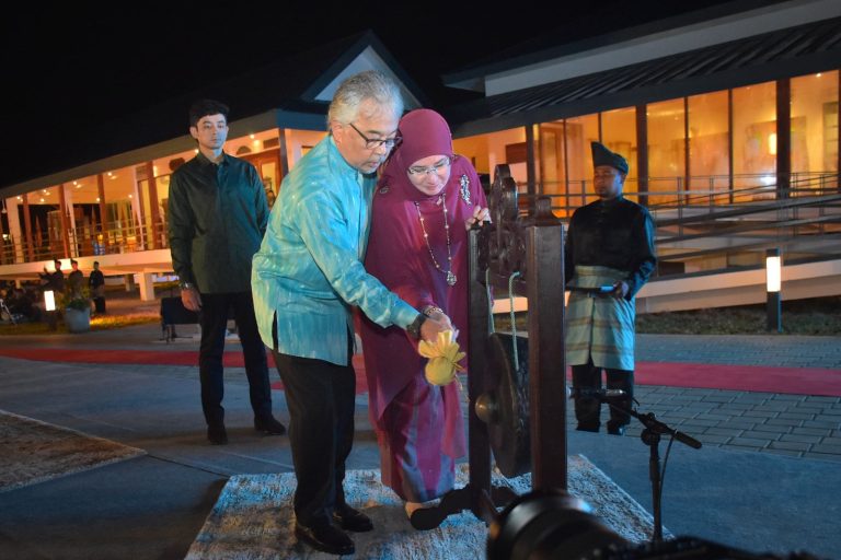 PERKAMPUNGAN KRAF DIRAJA TUNKU AZIZAH BUKA LEMBARAN BAHARU DUNIA TENUN
