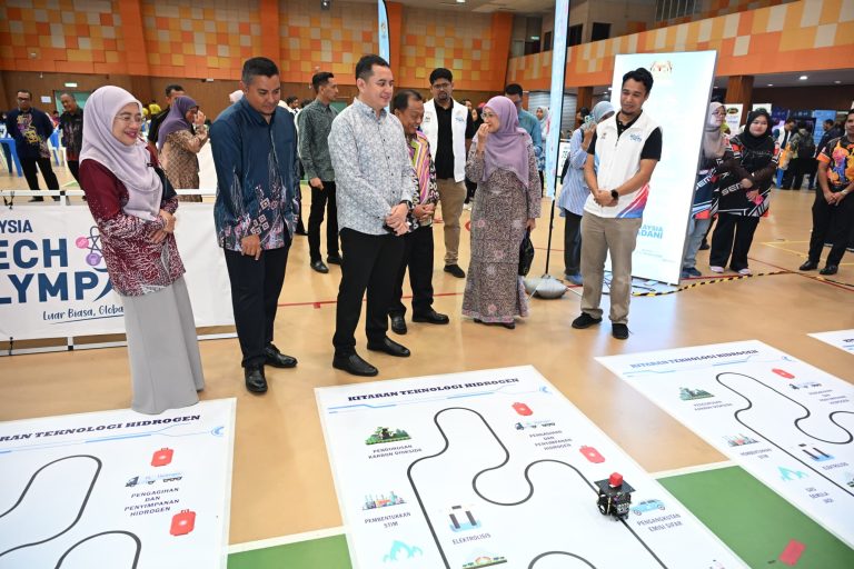 PAHANG NEGERI PERTAMA LAKSANA PROGRAM REHLAH SAINS