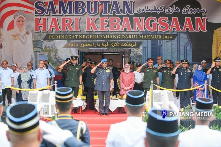 TENGKU PANGLIMA PERANG KETUAI PERARAKAN KENDERAAN PERISAI SAMBUTAN HARI KEBANGSAAN KE-67 DI PAHANG
