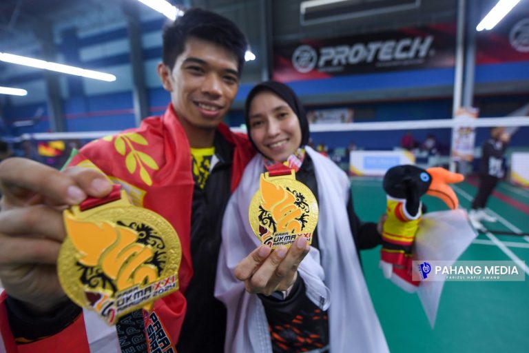 PARA SUKMA SARAWAK : SUAMI ISTERI SUMBANG PINGAT EMAS ACARA BADMINTON BUAT KEDAH, PAHANG