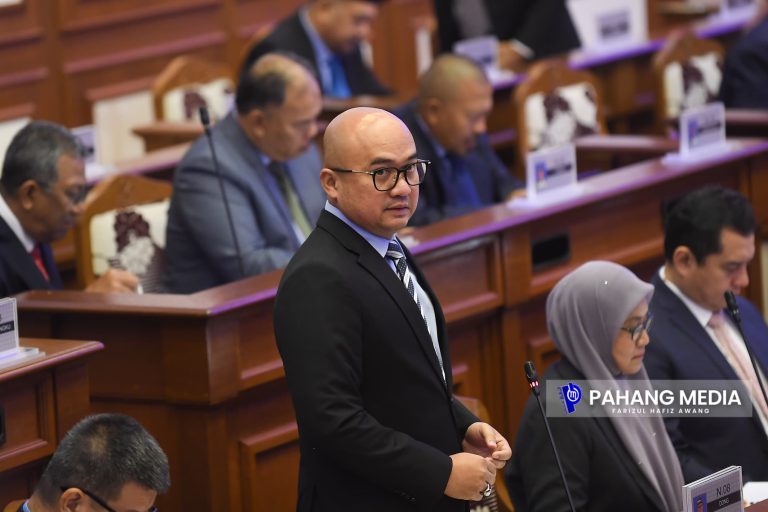 SIDANG DUN : NAIK TARAF PADANG STADIUM DARUL MAKMUR LIBAT KOS RM1.6 JUTA
