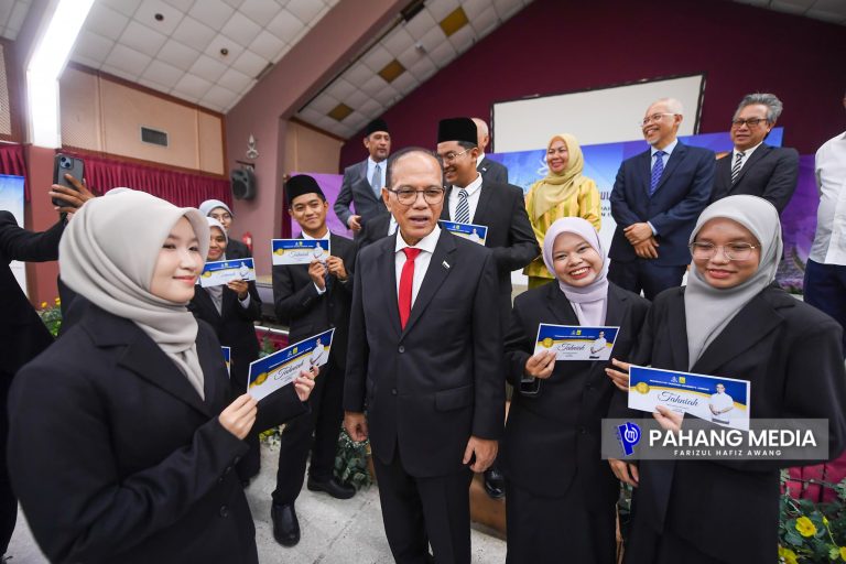 PELAJAR TAJAAN KERAJAAN PAHANG DIHARAP KEMBALI TABUR BAKTI DI NEGERI INI