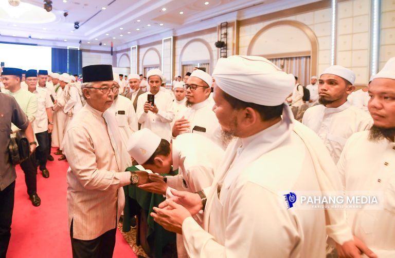 SULTAN PAHANG ZAHIR KEBIMBANGAN MASA HADAPAN PELAJAR INSTITUSI PENDIDIKAN ISLAM