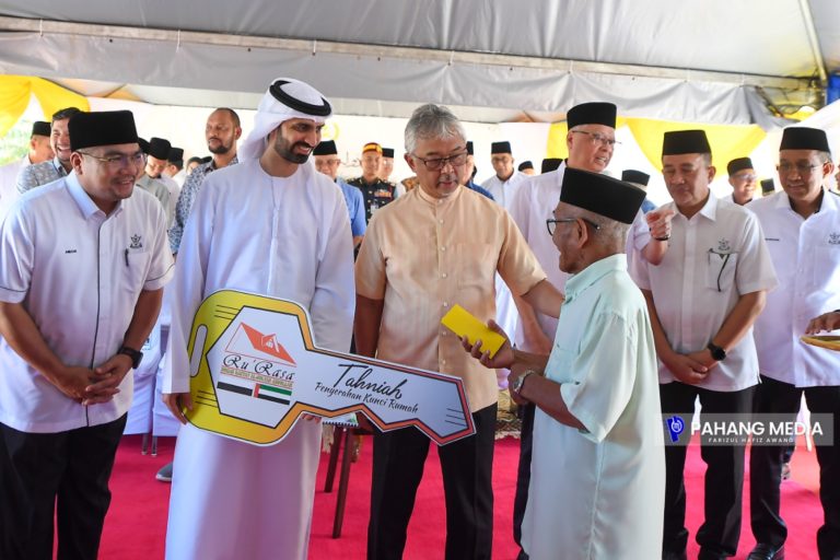 SULTAN PAHANG BERKENAN SERAH 30 KUNCI RUMAH RU’RASA
