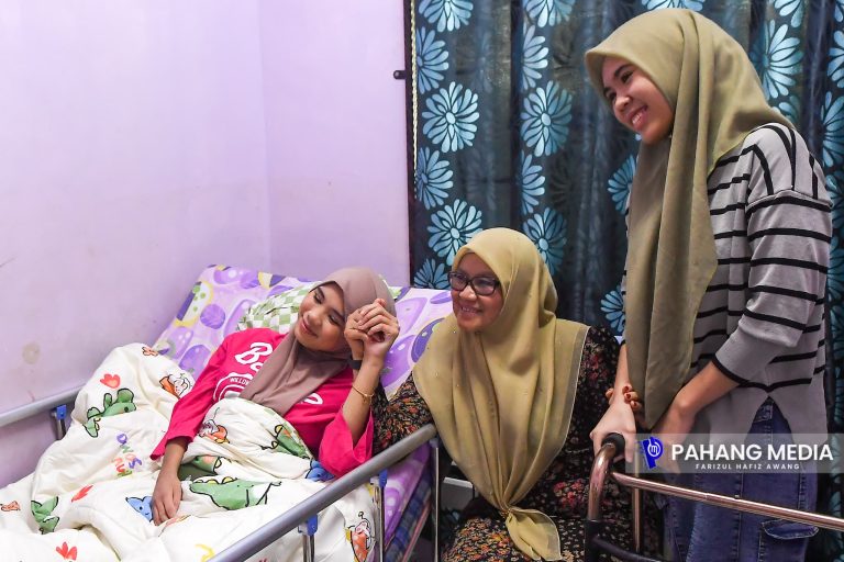 TUJUH SEKELUARGA TERHARU TERIMA BANTUAN PETRONAS RM39,221.24