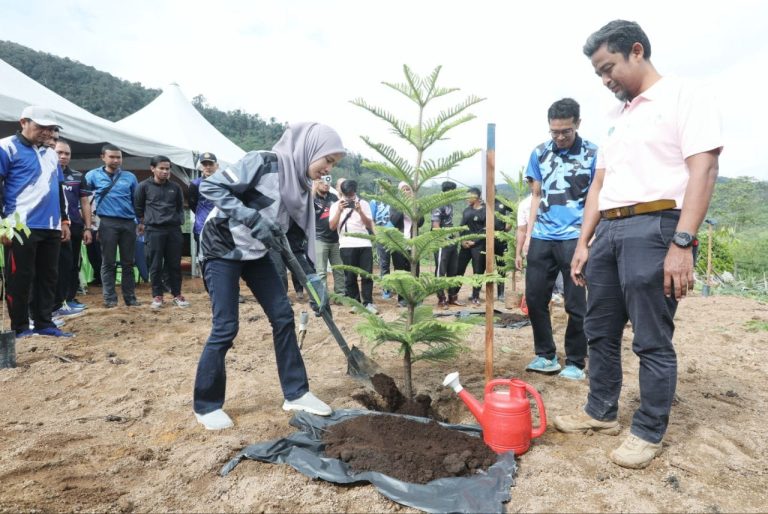 9,000 POKOK DITANAM DI KAWASAN HUTAN SIMPAN DICEROBOH DALAM 10 BULAN