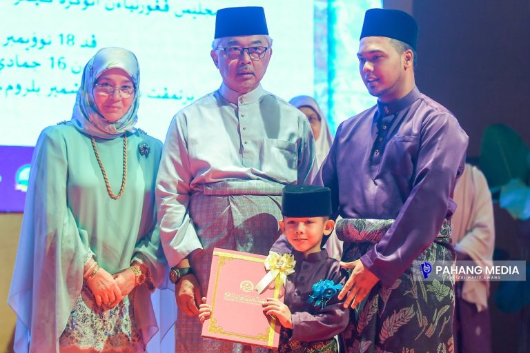 52 PELAJAR MTNP TERIMA ANUGERAH CEMERLANG KURNIAAN KDPB SULTAN PAHANG