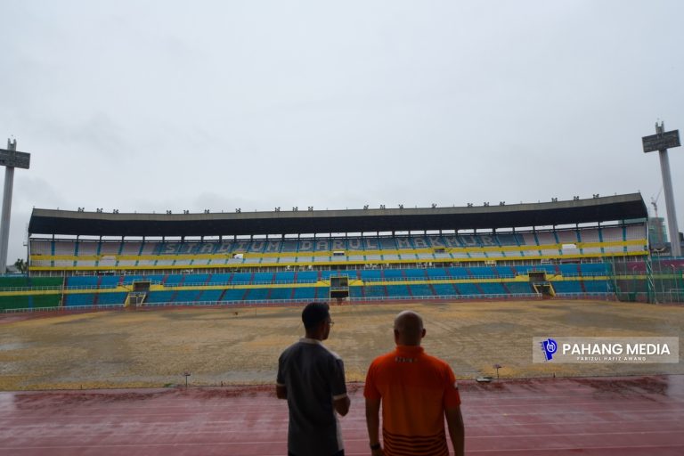 PADANG STADIUM DARUL MAKMUR GUNA RUMPUT BERMUDA TIFGRAND PERTAMA MALAYSIA