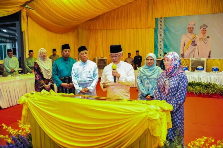 SULTAN PAHANG BERKENAN MENAMAKAN MASJID AR-RAHMAN KAMPUNG RENGAI