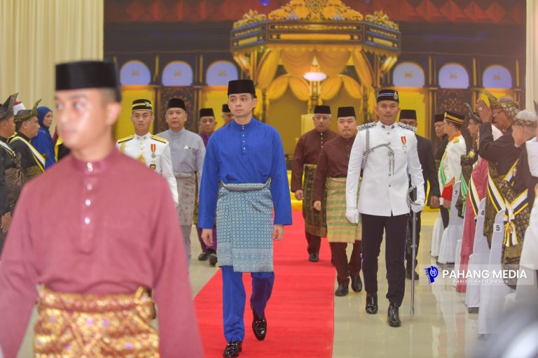 TENGKU MAHKOTA PAHANG BERKENAN KURNIA DARJAH KEBESARAN, PINGAT KEPADA 54 PENERIMA