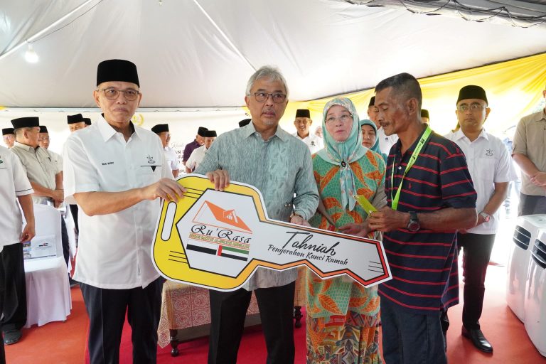 AL-SULTAN ABDULLAH NASIHAT RUMAH BERTIANG DIBINA DI KAWASAN BERHAMPIRAN SUNGAI