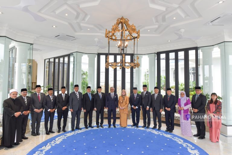 BEKERJA KERAS DAN MELAKSANAKAN TUGAS DENGAN PENUH KOMITMEN – SULTAN PAHANG