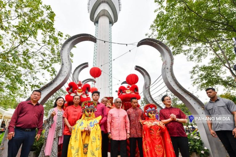 SULTAN PAHANG BERCEMAR DULI KE MAJLIS SAMBUTAN TAHUN BAHARU CINA MENARA KUANTAN 188