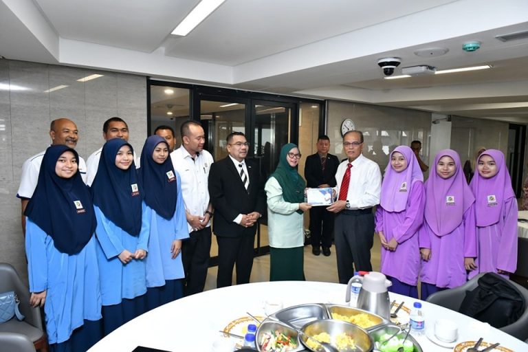 KERAJAAN NEGERI PAHANG RAI PELAJAR SMK SERI PANCHING PEROLEH EMAS, PERAK YTAC 2025