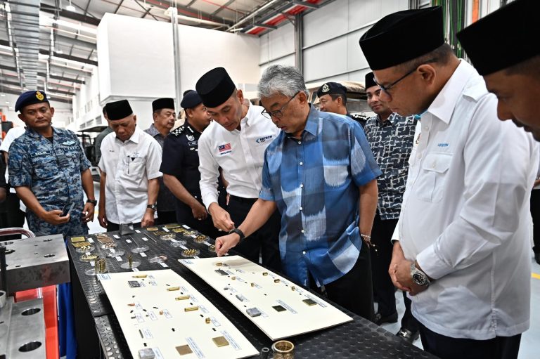 SULTAN PAHANG BERKENAN RASMI KILANG PELURU KETECH ASIA DI LIPIS