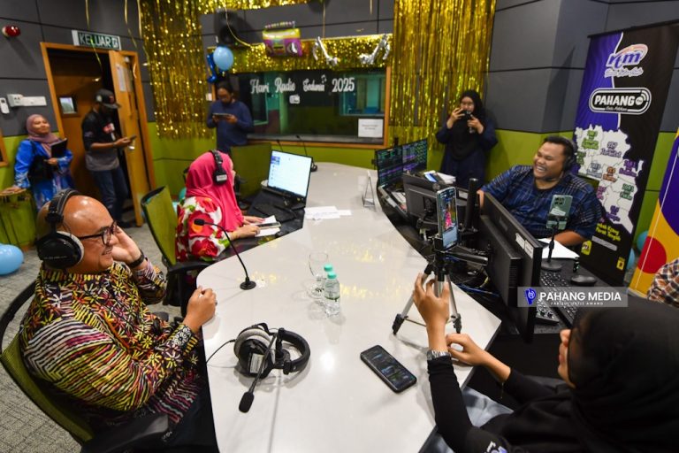 RADIO BERPERANAN DALAM MENDIDIK DAN MENYATUKAN MASYARAKAT BERBILANG KAUM