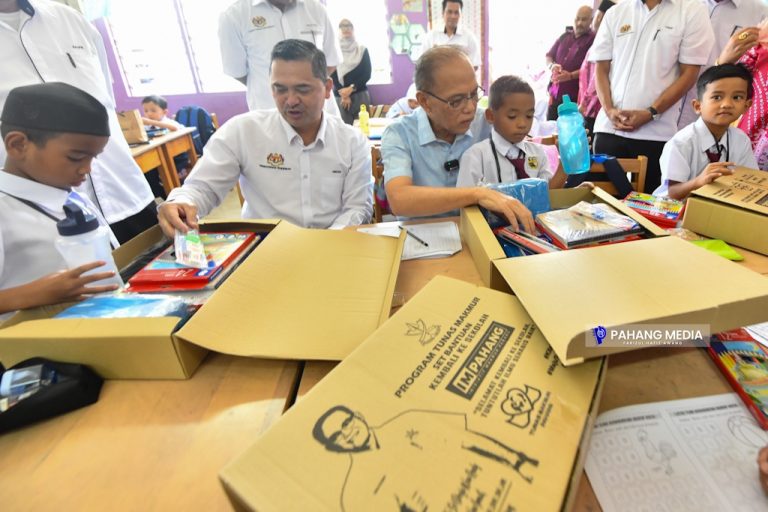 90,000 PELAJAR TERIMA BANTUAN KIT PERALATAN PEMBELAJARAN TUNAS MAKMUR SERENTAK HARI INI