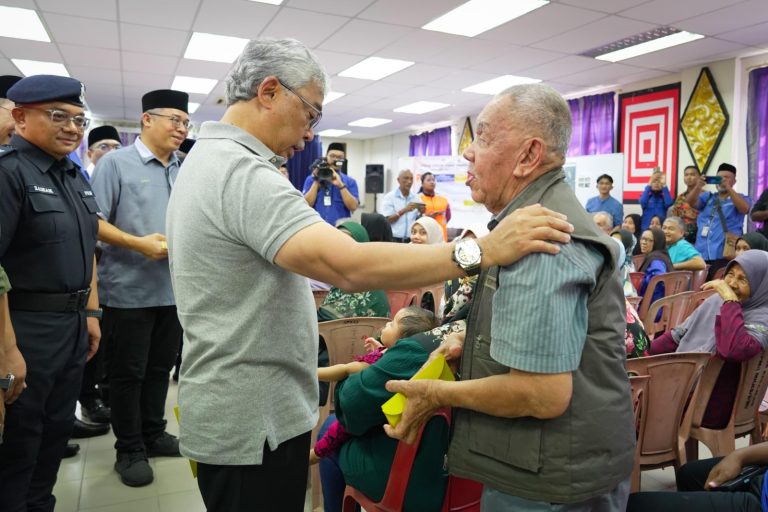 SULTAN PAHANG BERKENAAN MENYANTUNI MANGSA BANJIR DI KARAK