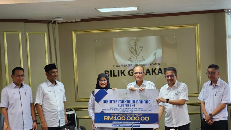 KERAJAAN NEGERI SERAH BANTUAN INISIATIF MAKMUR PAHANG BERNILAI RM100,000 KEPADA ANAK YATIM