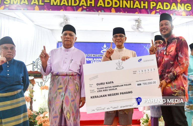 GURU KAFA TERHARU TERIMA SUMBANGAN RM300 DARI KERAJAAN NEGERI