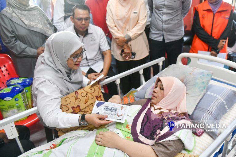 PESAKIT KRONIK SYUKUR TERIMA BANTUAN KERAJAAN NEGERI MELALUI PROGRAM ZIARAH KASIH